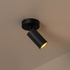 Zwarte moderne plafondspot met één lichtbron in warme verlichting