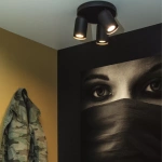 Zwarte ronde plafondspot met drie richtbare lichtpunten in moderne halsetting