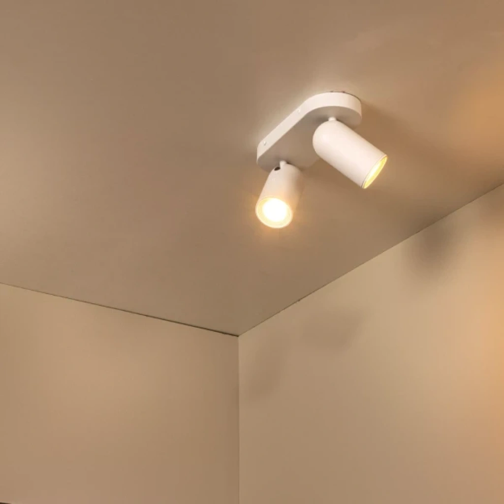 Witte rechthoekige plafondspot met twee verstelbare lichtpunten in moderne kamer