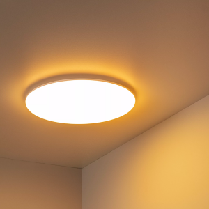 Ronde opaalwitte plafonnière 45 cm met warm licht in moderne ruimte