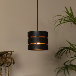 Zwarte ronde hanglamp met één lichtpunt en warme gloed in woonkamer