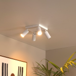 Witte plafondspot met vier verstelbare lichtpunten in moderne woonkamer