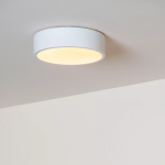 Witte ronde plafonnière met warmwit licht in moderne interieursetting