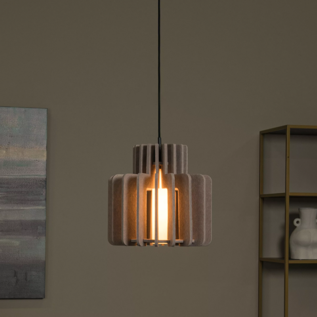 Taupe hanglamp met open houten lamellen en warm licht in modern interieur
