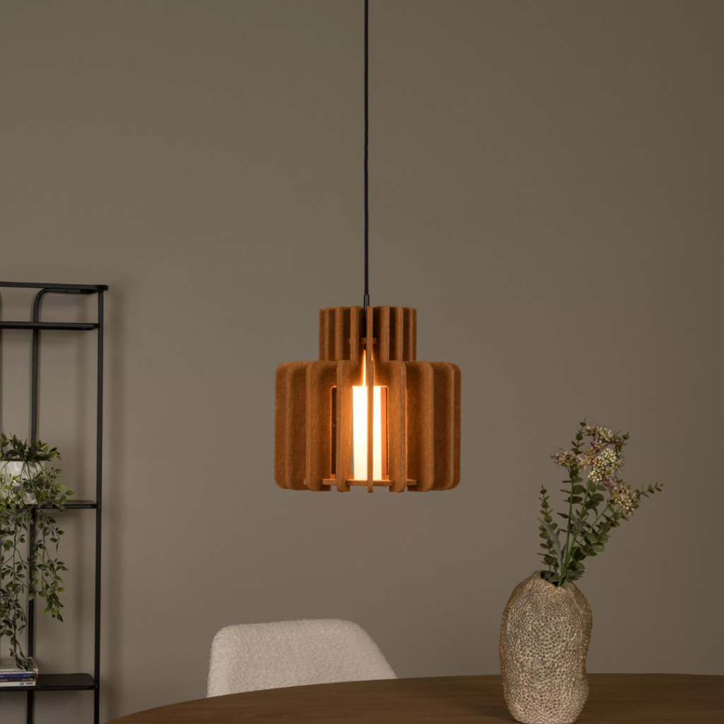 Terracotta hanglamp met houten lamellen boven eettafel in moderne woonkamer
