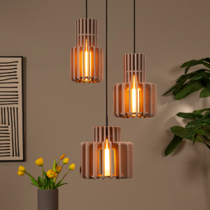 Hanglamp met drie taupekleurige kappen van hout in warme interieursetting