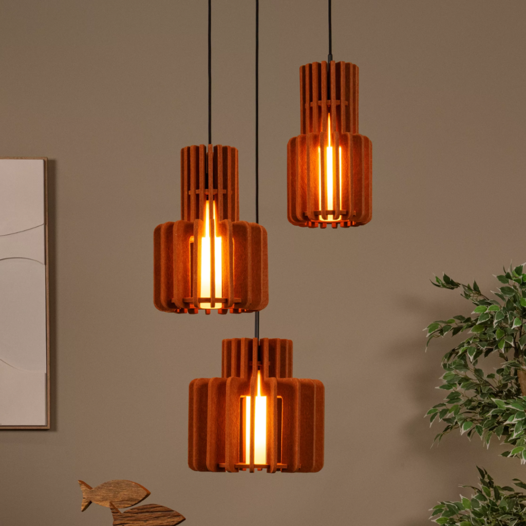 Hanglamp met drie houten kappen in taupe tint boven eettafelinterieur