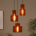 Hanglamp met drie houten kappen in taupe tint boven eettafelinterieur