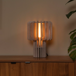 Taupe houten tafellamp met warme gloed op houten dressoir in woonkamer