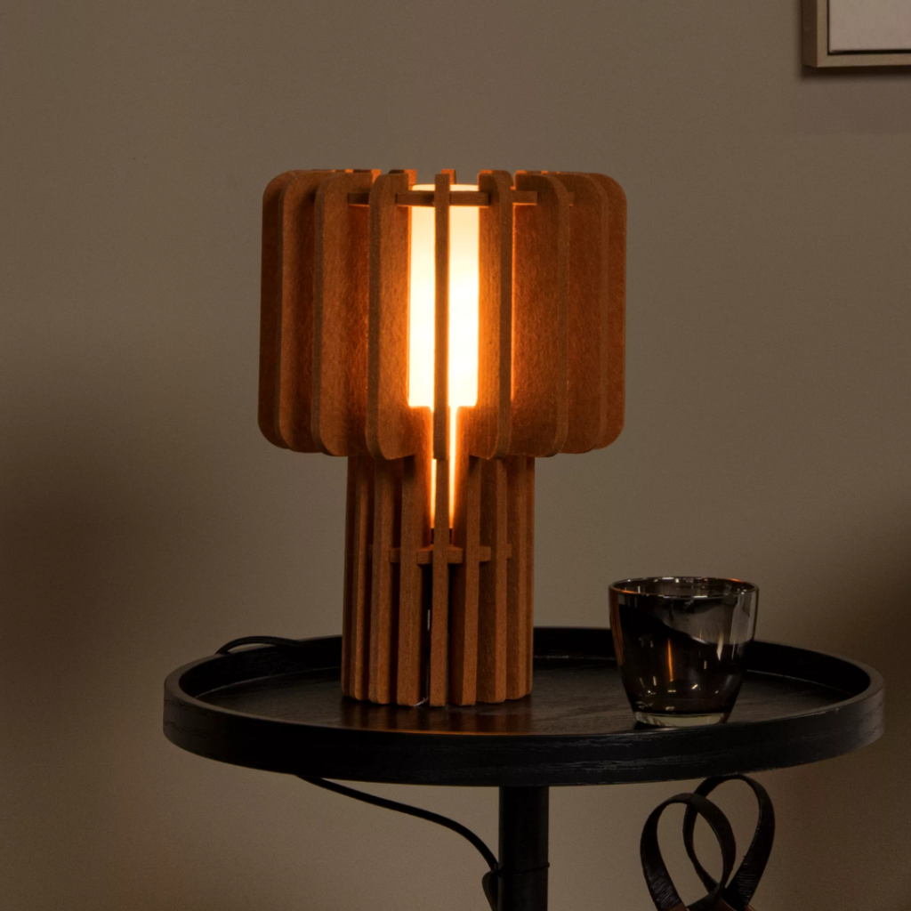 Terracotta houten tafellamp met warme gloed op zwart bijzettafeltje