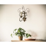 Kaarslamp E14 frosted dimbaar met extra warmwit licht aan wandarmatuur