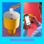 WiZ smart LED peerlamp opaal in gebruik met smartphonebediening