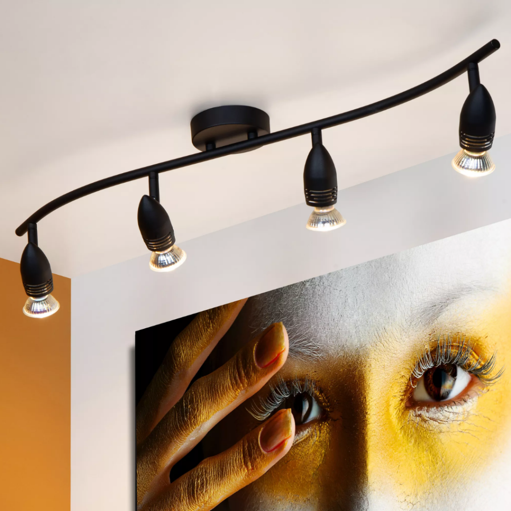 Zwarte plafondspot met vier verstelbare GU10 lampen boven moderne wanddecoratie