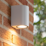 Witte moderne wandlamp met neerwaarts licht op buitenmuur