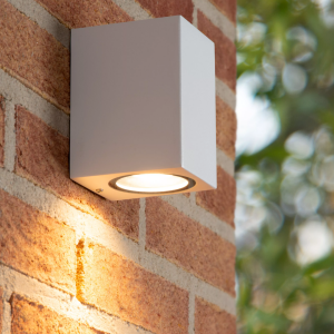 Witte vierkante wandlamp met neerwaarts licht op buitenmuur