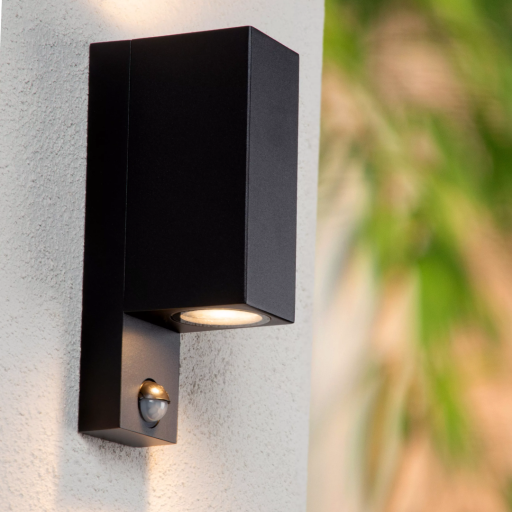 Zwarte moderne vierkante wandlamp met up down licht en bewegingssensor buitenmuur