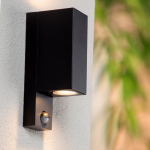 Zwarte moderne vierkante wandlamp met up down licht en bewegingssensor buitenmuur