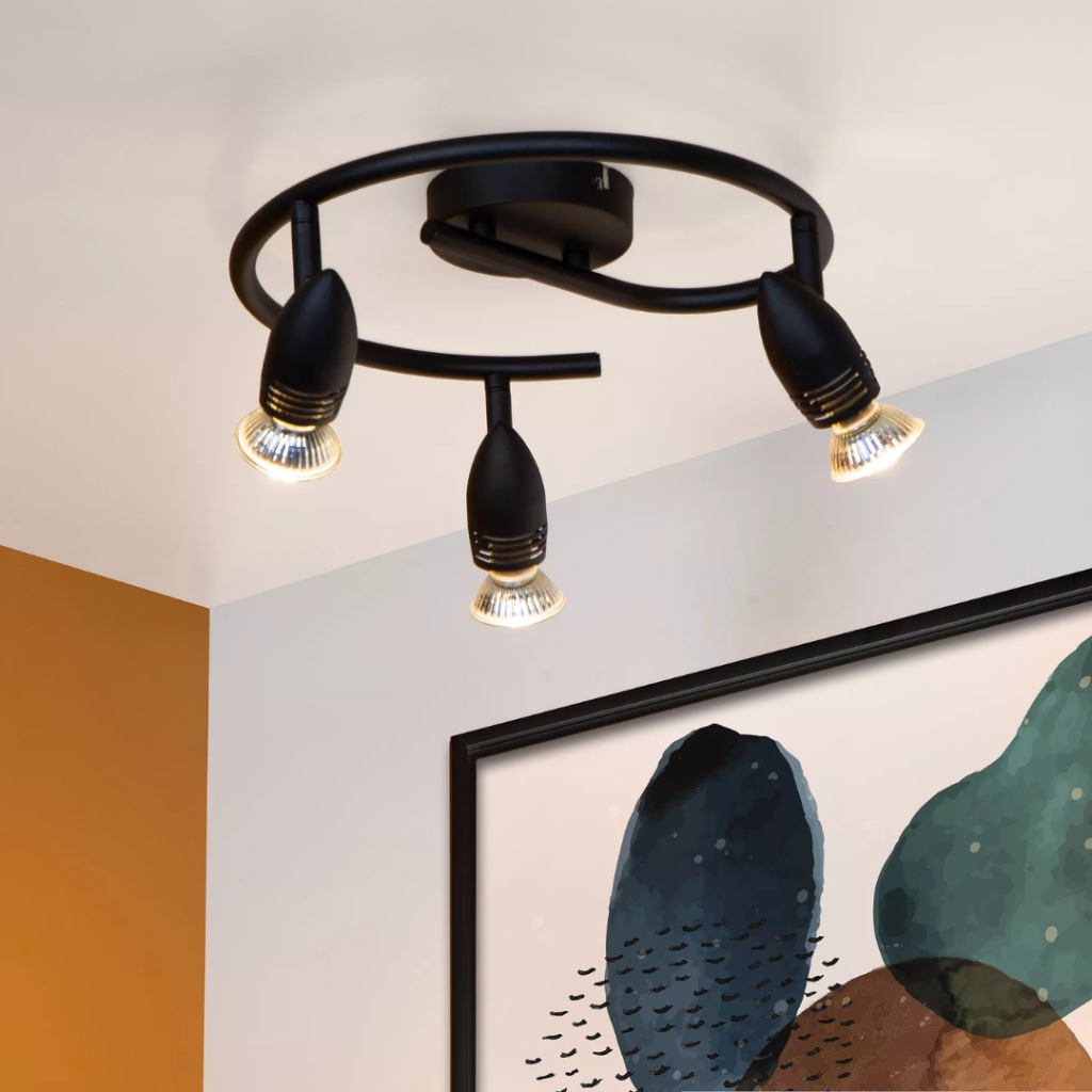Zwarte metalen plafondspot met drie verstelbare GU10-lichtpunten in moderne woonkamer