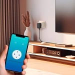 Slimme stekker met energiemeter bediend via smartphone in moderne woonkamer