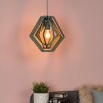 Groene metalen hanglamp met geometrisch open frame boven zithoek