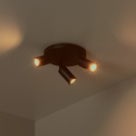 Zwarte moderne plafondspot met drie verstelbare lichtpunten van metaal