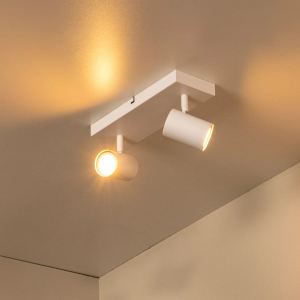 Witte moderne plafondspot met twee verstelbare lichtspots aan plafond gemonteerd