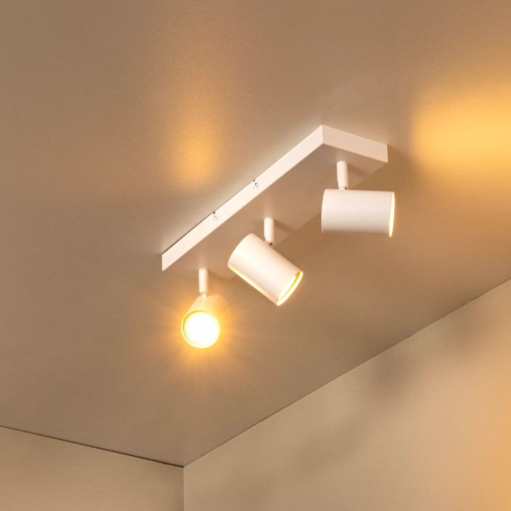 Witte moderne plafondspot met drie verstelbare lichtspots in warme verlichting