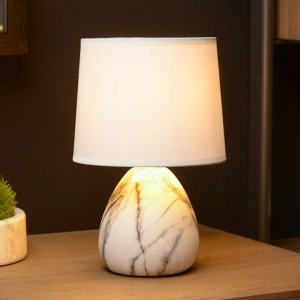 Witte Japandi tafellamp met marmeren voet en stoffen kap op houten tafel