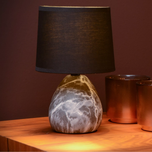 Zwarte Japandi tafellamp met marmeren voet op houten tafel in warme setting