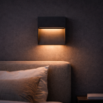 Vierkante zwarte wandlamp met warmwit ledlicht boven bed in slaapkamer