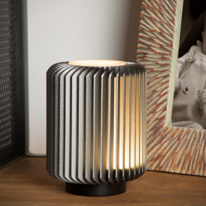 Grijze metalen tafellamp met verticale lamellen en warm wit licht op houten