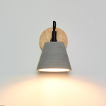 Grijze wandlamp met betonnen kap en houten muurplaat Lucide POSSIO