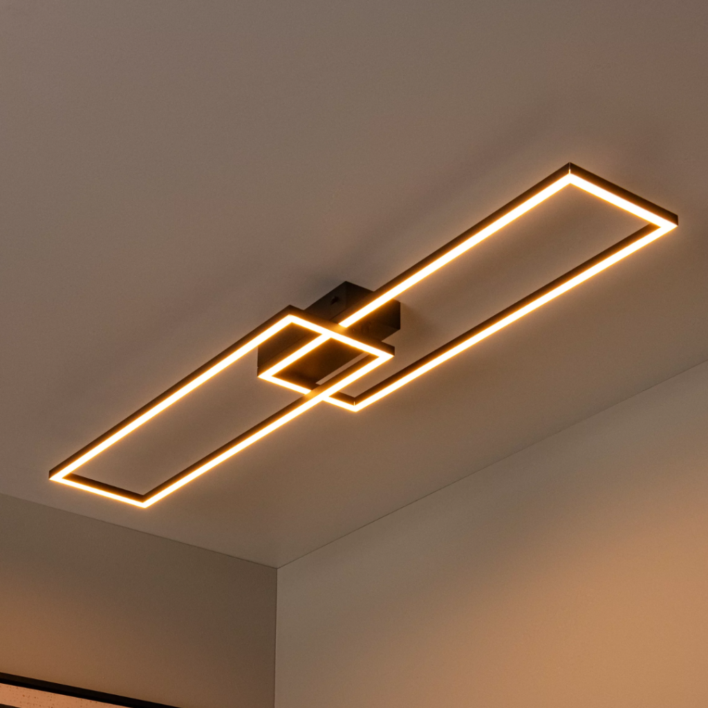 Zwarte rechthoekige LED plafonnière met warm wit licht in moderne woonkamer