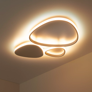 Plafonnière LED met warme dimbare lichtkleur in organische vormen aan plafond