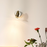 Moderne mat chromen plafondspot met één GU10-licht boven bloemen op tafel