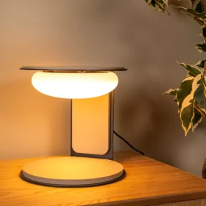 Taupe LED tafellamp met ronde kap en warm dimbaar licht op houten