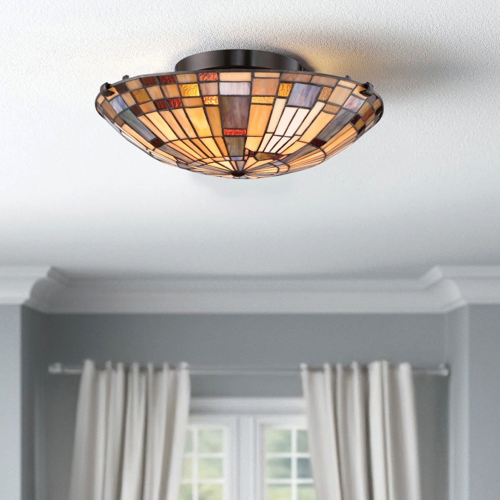 Plafondlamp Tiffany rond glas-in-lood brons met warm licht in woonkamer