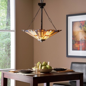 Tiffany hanglamp met bronzen armatuur en glazen kap boven eettafel