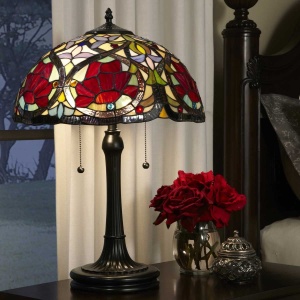 Tafellamp Tiffany met glas-in-lood kap in rood en brons op nachtkastje