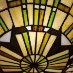 Glas-in-lood plafondlamp Tiffany in brons met groen en amberkleurig patroon