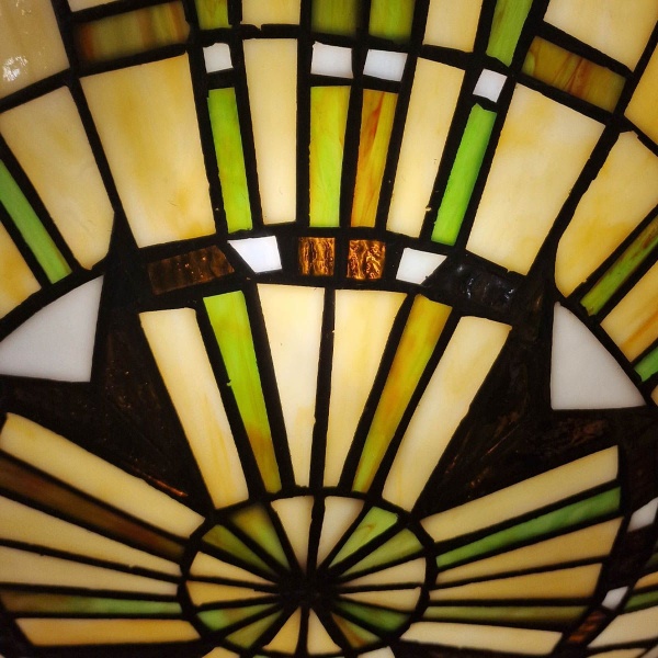 Glas-in-lood plafondlamp Tiffany in brons met groen en amberkleurig patroon