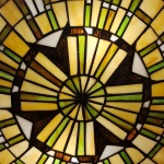 Plafondlamp Tiffany glas in geelgroene tinten met bronskleurige details
