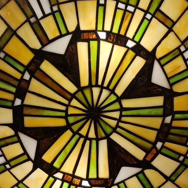 Plafondlamp Tiffany glas in geelgroene tinten met bronskleurige details