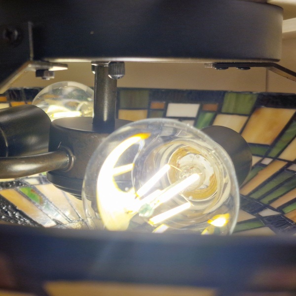 Plafondlamp Tiffany brons met twee lichtbronnen en glas-in-lood kap
