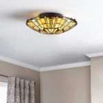 Ronde Tiffany plafondlamp met glas-in-lood patroon in warme tinten in woonkamer