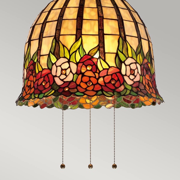 Ronde Tiffany hanglamp met bloemmotief in roodgroen glas en bronzen kettingen