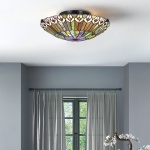 Ronde Tiffany plafondlamp met bronzen fitting en gekleurd glas in woonkamer