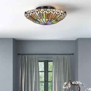 Ronde Tiffany plafondlamp met bronzen fitting en gekleurd glas in woonkamer