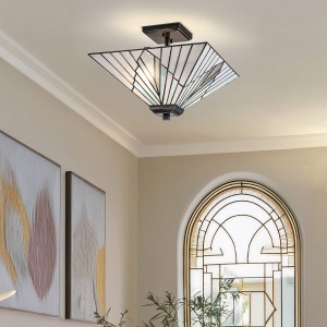 Tiffany hanglamp met glazen piramidescherm in vintage brons boven zithoek