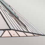Tiffany hanglamp met piramidevormige kap in brons en wit glas